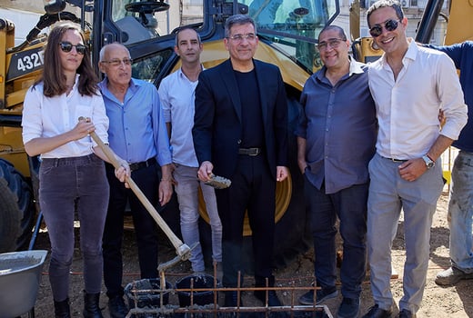 טקס הנחת אבן הפינה, מימין: עו״ד גיל בן משה, מנכ״ל עריית חולון – ארז ניסים, בעלים ומנכ״ל אאורה מחדשים את ישראל יעקב אטרקצ׳י, אדם אלגריסי דייר בבניין שנפל, מוטי ששון ראש העיר חולון ומעין פירשט אדריכלית הבניין, צילום: שוקה כהן